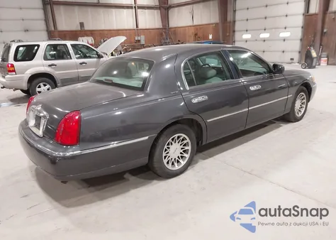 2001 Lincoln Town Car Signature from USA, damaged, VIN 1LNHM82W51Y640257